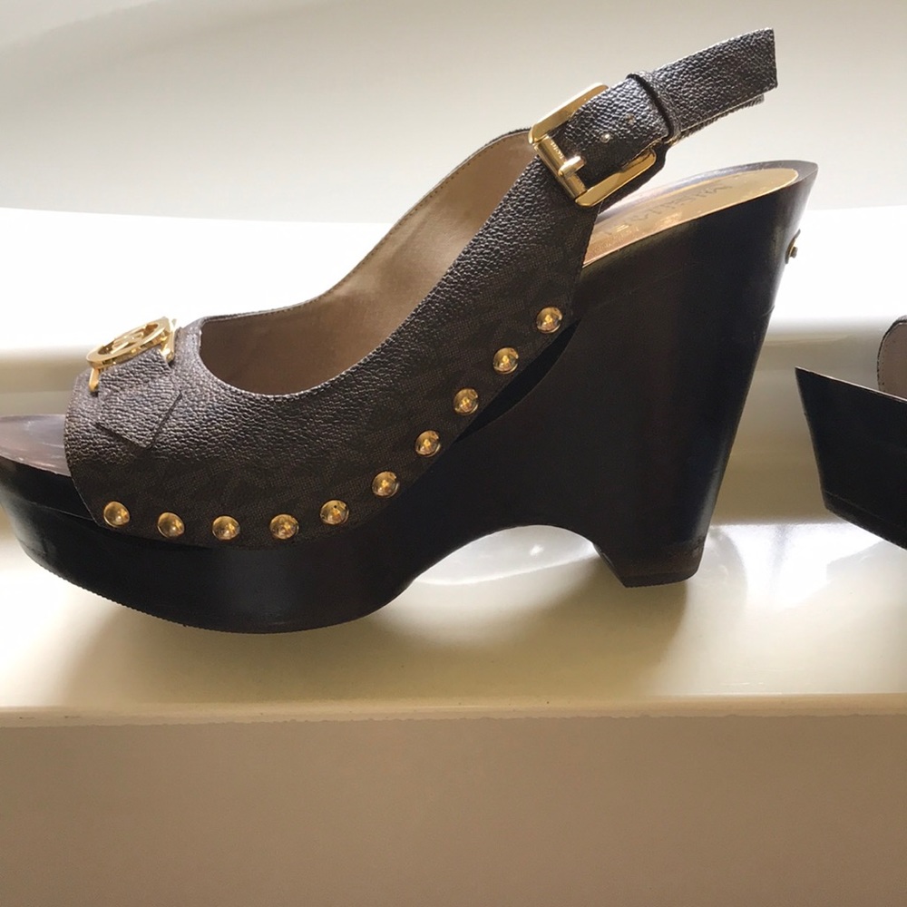 Michael Kors Signature “Charm Sling” Size 10